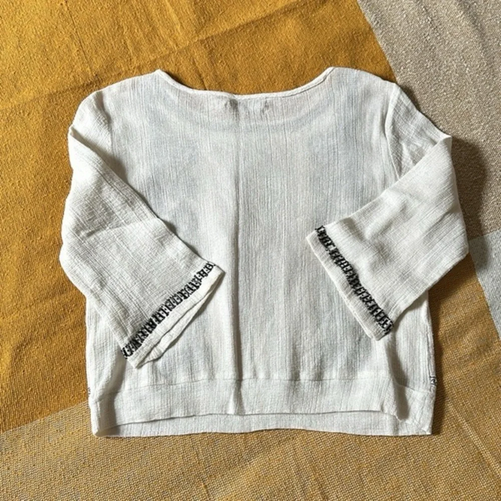 <3 Alice + Olivia Janelle Embroidered Peasant Blouse